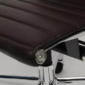 Эргономичное кресло Eames Ribbed Office Chair EA 117, кофейная кожа